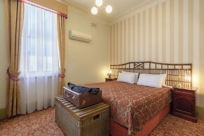 Hadley's Orient Hotel