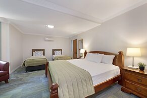 Burnett Riverside Hotel