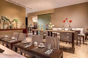 Broadway Hotel & Suites