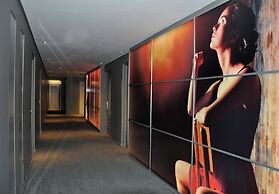 Broadway Hotel & Suites