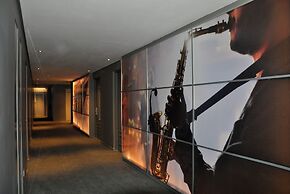 Broadway Hotel & Suites