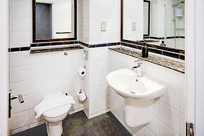 Warwickshire Park Hotel Kenilworth by Belvilla