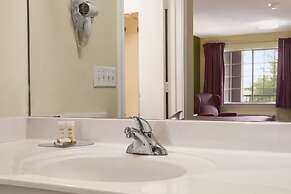 Howard Johnson by Wyndham Grand Prairie Near Lone Star Park