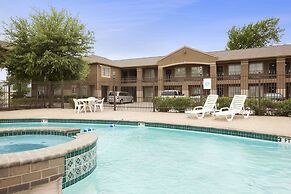 Howard Johnson by Wyndham Grand Prairie Near Lone Star Park