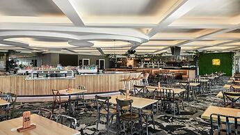 Holiday Inn Warwick Farm by IHG