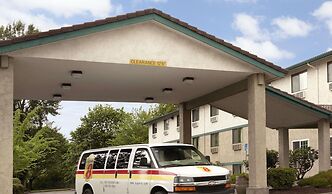 Super 8 by Wyndham Portland Airport