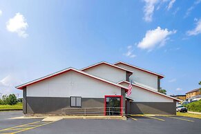 Super 8 by Wyndham St. Clairsville OH/Wheeling WV Area