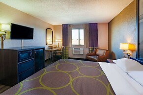 Super 8 by Wyndham Roseville/Detroit Area