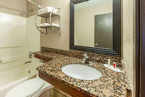 Super 8 by Wyndham Roseville/Detroit Area