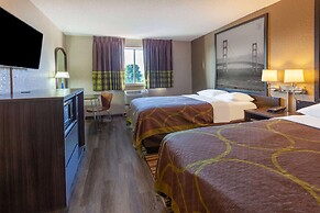 Super 8 by Wyndham Roseville/Detroit Area