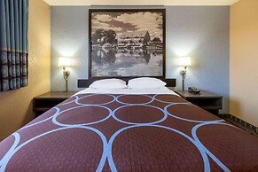 Super 8 by Wyndham Roseville/Detroit Area