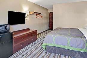 Super 8 by Wyndham Roseville/Detroit Area