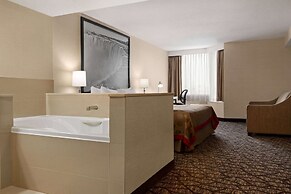 Ramada by Wyndham Niagara Falls Near the Falls