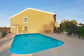Super 8 by Wyndham Hannibal