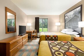 Super 8 by Wyndham Hannibal