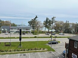 Super 8 by Wyndham Bridgeview of Mackinaw City