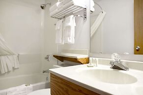 Super 8 by Wyndham Eveleth