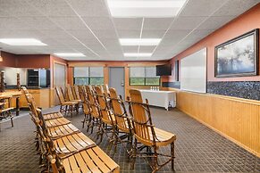 Super 8 by Wyndham Eveleth