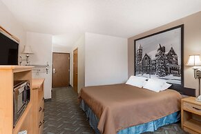 Super 8 by Wyndham Monroe WI