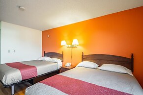 Motel 6 Saukville, WI