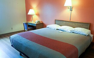 Motel 6 Saukville, WI