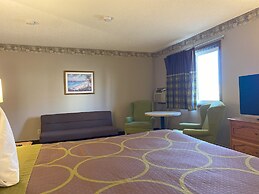 Super 8 by Wyndham Green Bay Near Stadium