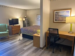 Super 8 by Wyndham Green Bay Near Stadium