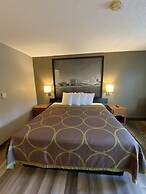 Super 8 by Wyndham Green Bay Near Stadium