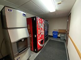 Super 8 by Wyndham Green Bay Near Stadium