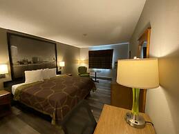 Super 8 by Wyndham Green Bay Near Stadium