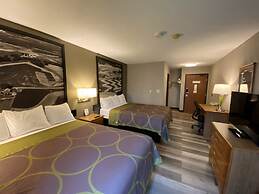 Super 8 by Wyndham Green Bay Near Stadium