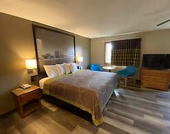 Super 8 by Wyndham Green Bay Near Stadium