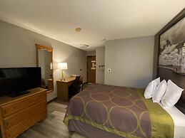 Super 8 by Wyndham Green Bay Near Stadium