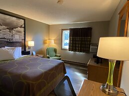 Super 8 by Wyndham Green Bay Near Stadium