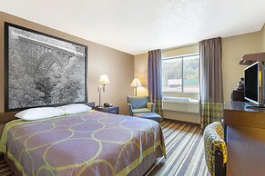 Super 8 by Wyndham Weston WV