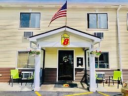 Super 8 by Wyndham Radcliff Ft. Knox Area