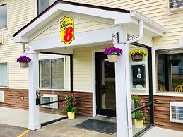 Super 8 by Wyndham Radcliff Ft. Knox Area