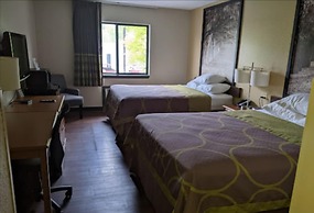 Super 8 by Wyndham Radcliff Ft. Knox Area