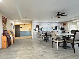 Super 8 by Wyndham Reedsburg