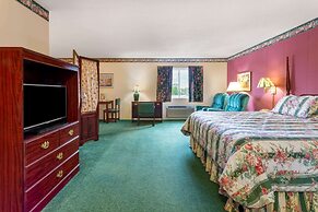 Super 8 by Wyndham Reedsburg