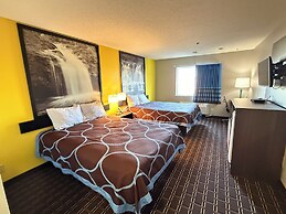 Super 8 by Wyndham Reedsburg