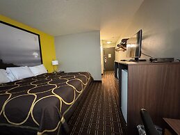 Super 8 by Wyndham Reedsburg
