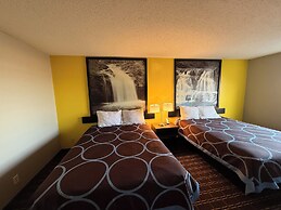 Super 8 by Wyndham Reedsburg
