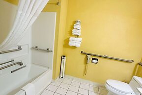 Super 8 by Wyndham Warrenton