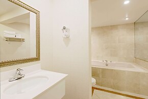 Super 8 by Wyndham Sturbridge