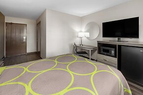 Super 8 by Wyndham Fairmont