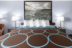 Super 8 by Wyndham Fairmont