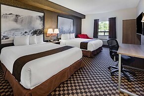 Super 8 by Wyndham Ambassador Bridge Windsor ON