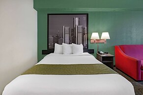 Super 8 by Wyndham Ambassador Bridge Windsor ON