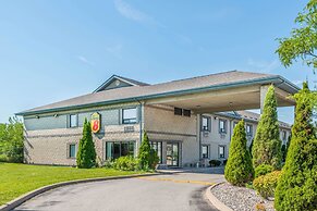 Super 8 by Wyndham Ambassador Bridge Windsor ON